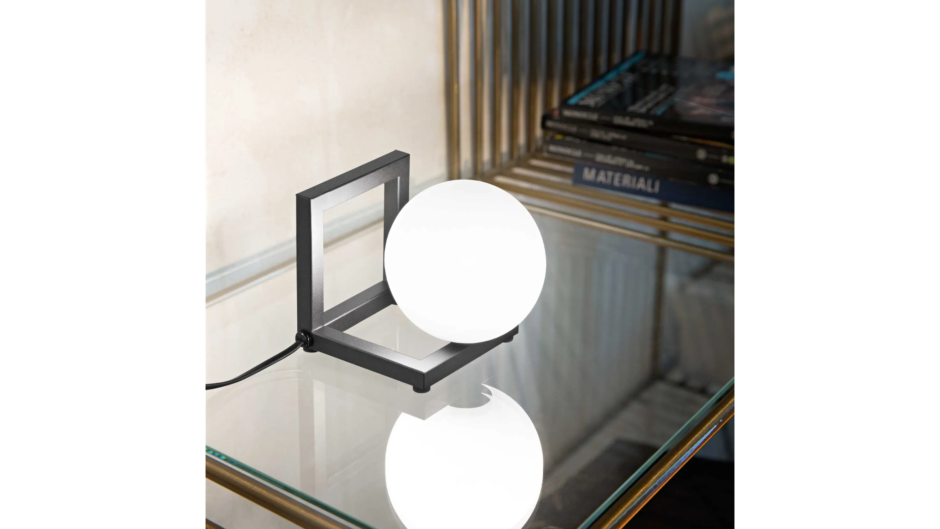 Lampada da tavolo Angolo in metallo con diffusore in vetro bianco, soffiato e acidato di Ideal Lux