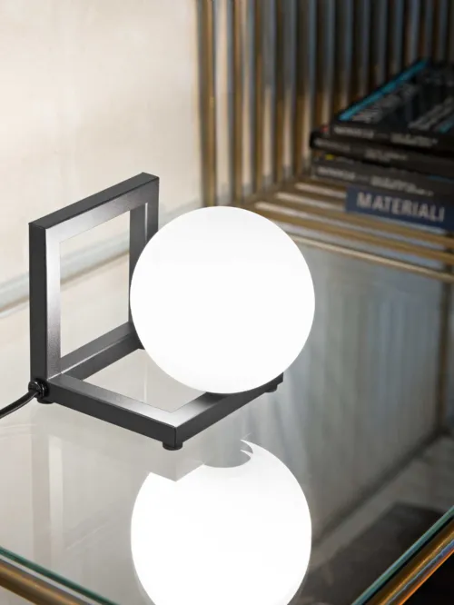 Lampada da tavolo Angolo in metallo con diffusore in vetro bianco, soffiato e acidato di Ideal Lux