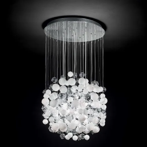 Lampada a sospensione Bollicine realizzata con bolle di vetro soffiato bianche e trasparenti di Ideal Lux