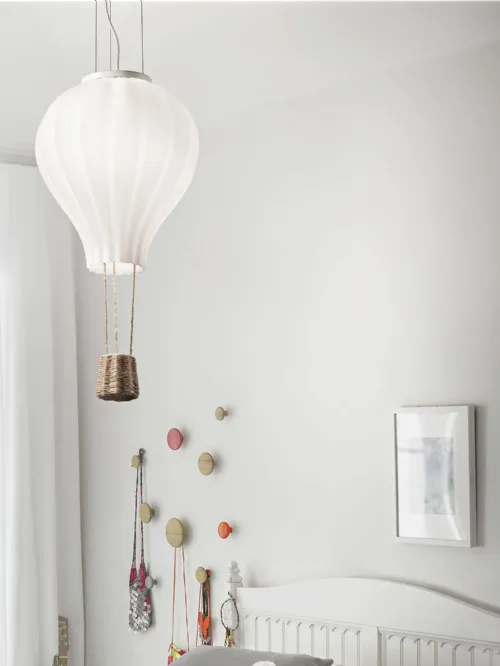 Lampada a sospensione che ricorda una mongolfiera Dream Big con diffusore in vetro soffiato bianco acidato e cesto in corda di Ideal Lux