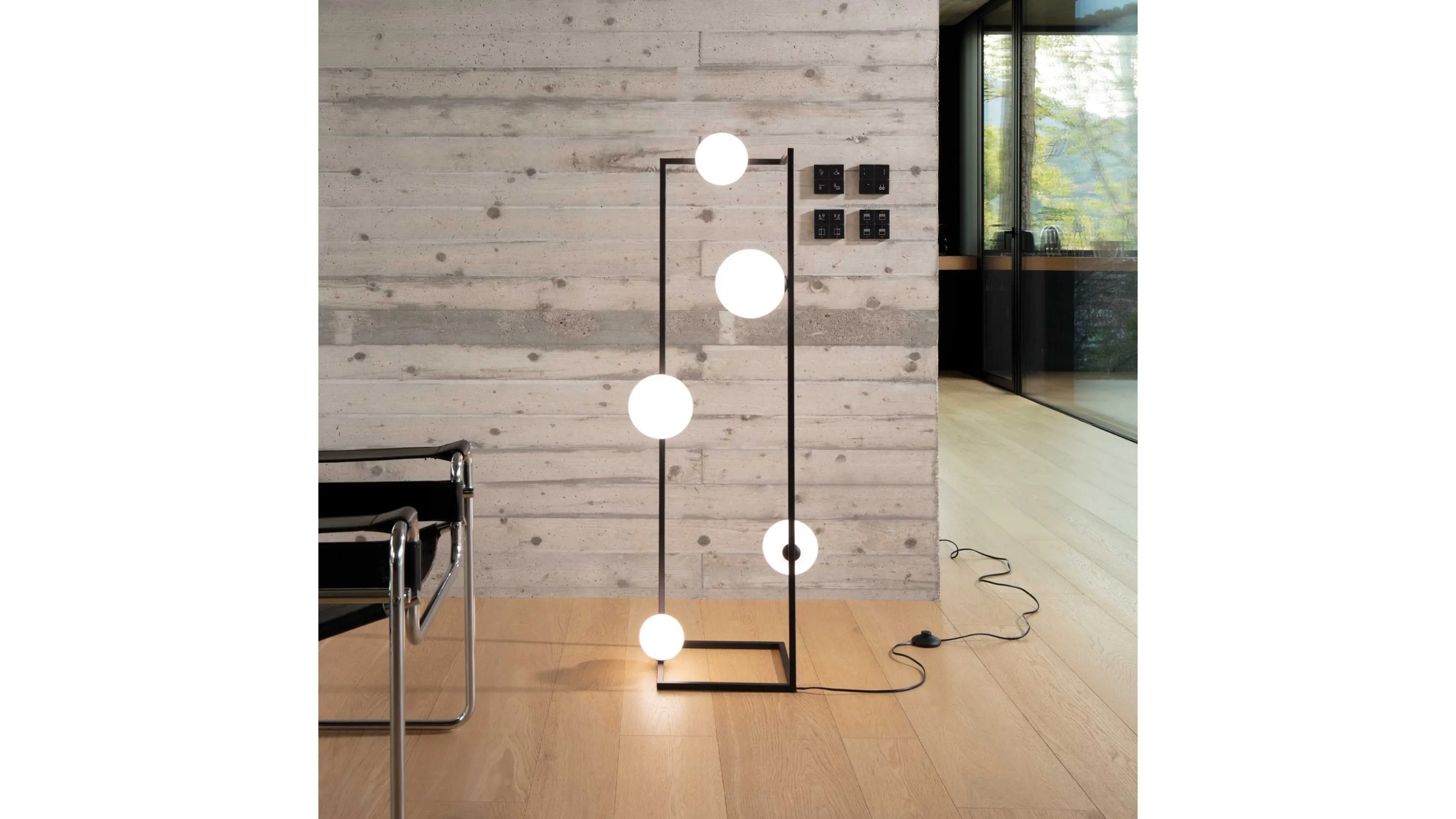 Lampada da terra Angolo in metallo con diffusori in vetro bianco, soffiato e acidato di Ideal Lux