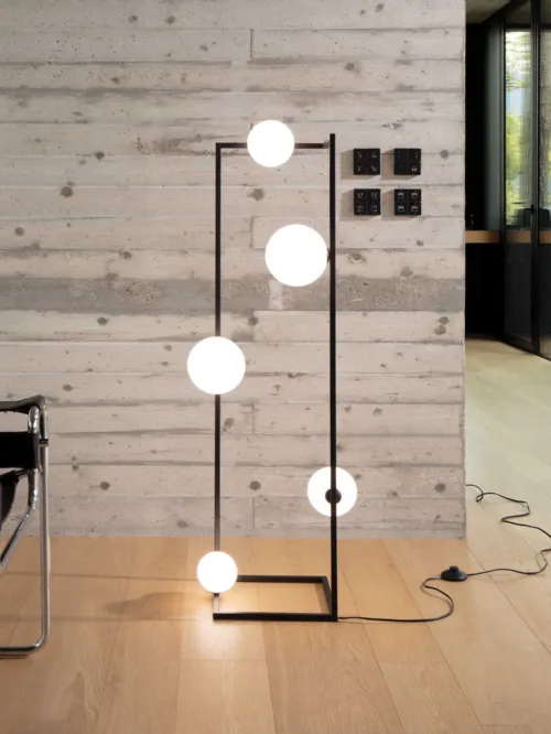 Lampada da terra Angolo in metallo con diffusori in vetro bianco, soffiato e acidato di Ideal Lux