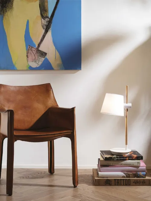Lampada da tavolo Axel con base in metallo, stelo in legno e paralume regolabile in altezza in PVC rivestito in tessuto di Ideal Lux