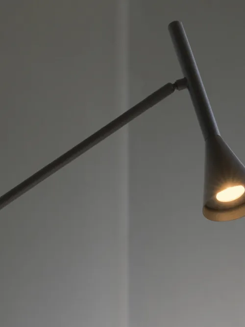 Lampada da tavolo Diesis  in metallo verniciato con diffusore orientabile in rotazione e inclinazione di Ideal Lux