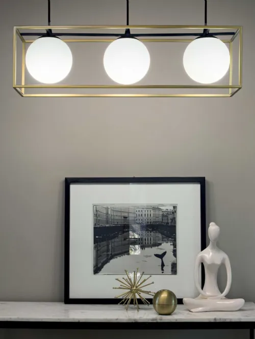 Lampada a sospensione Lingotto in metallo verniciato ottone opaco con diffusori in vetro incamiciato bianco, soffiato e acidato di Ideal Lux