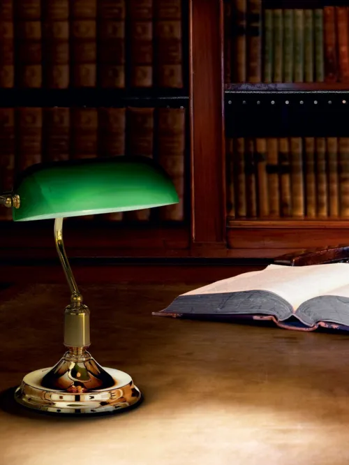 Lampada da tavolo Lawyer in metallo finitura ottone e diffusore in vetro soffiato e incamiciato di Ideal Lux