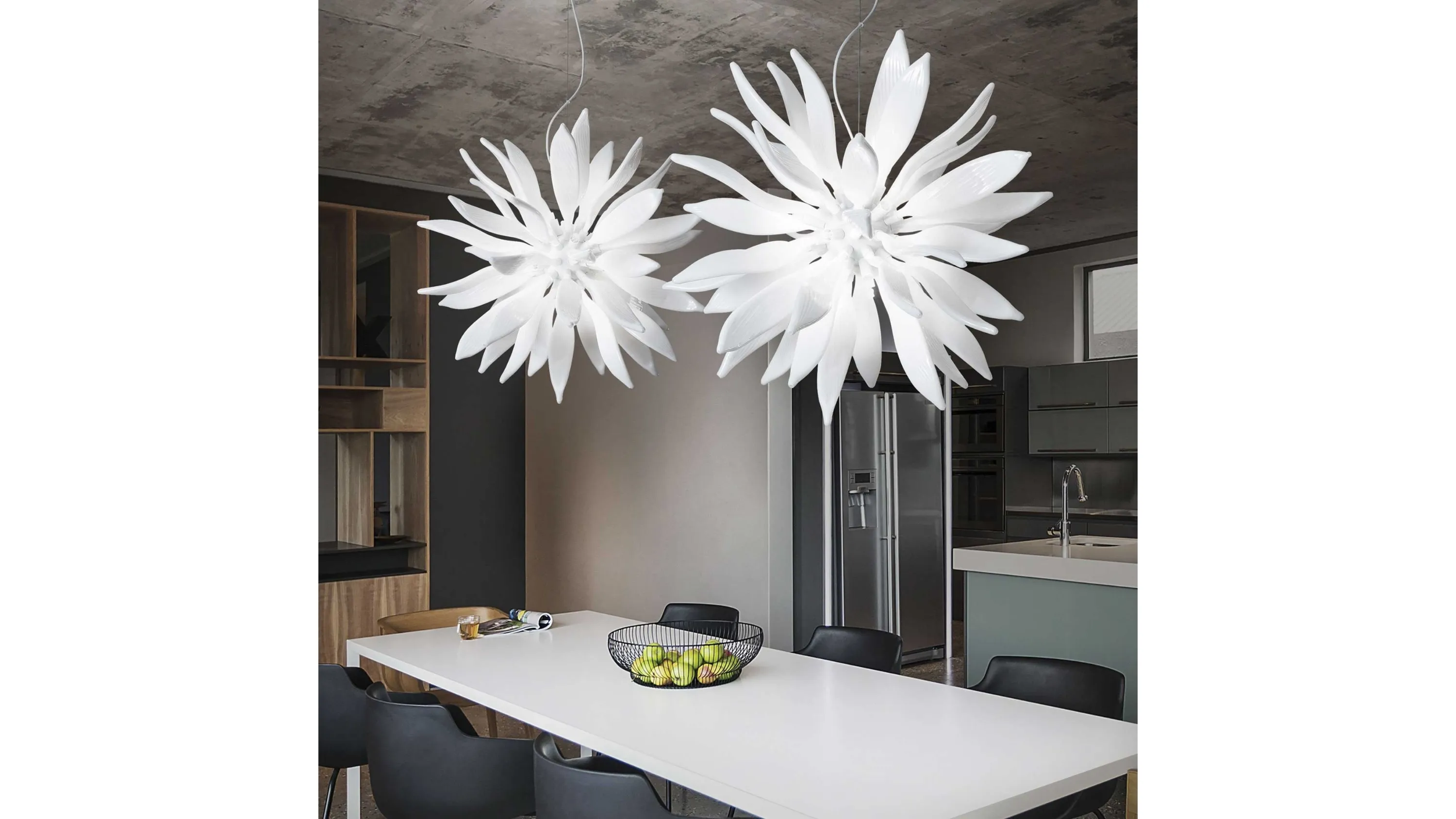 Lampada a sospensione Leaves in vetro soffiato bianco e modellato a mano di Ideal Lux