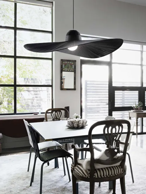 Lampada a sospensione Madame con diffusore in telaio metallico avvolto da nastro in tessuto di raso nero di Ideal Lux
