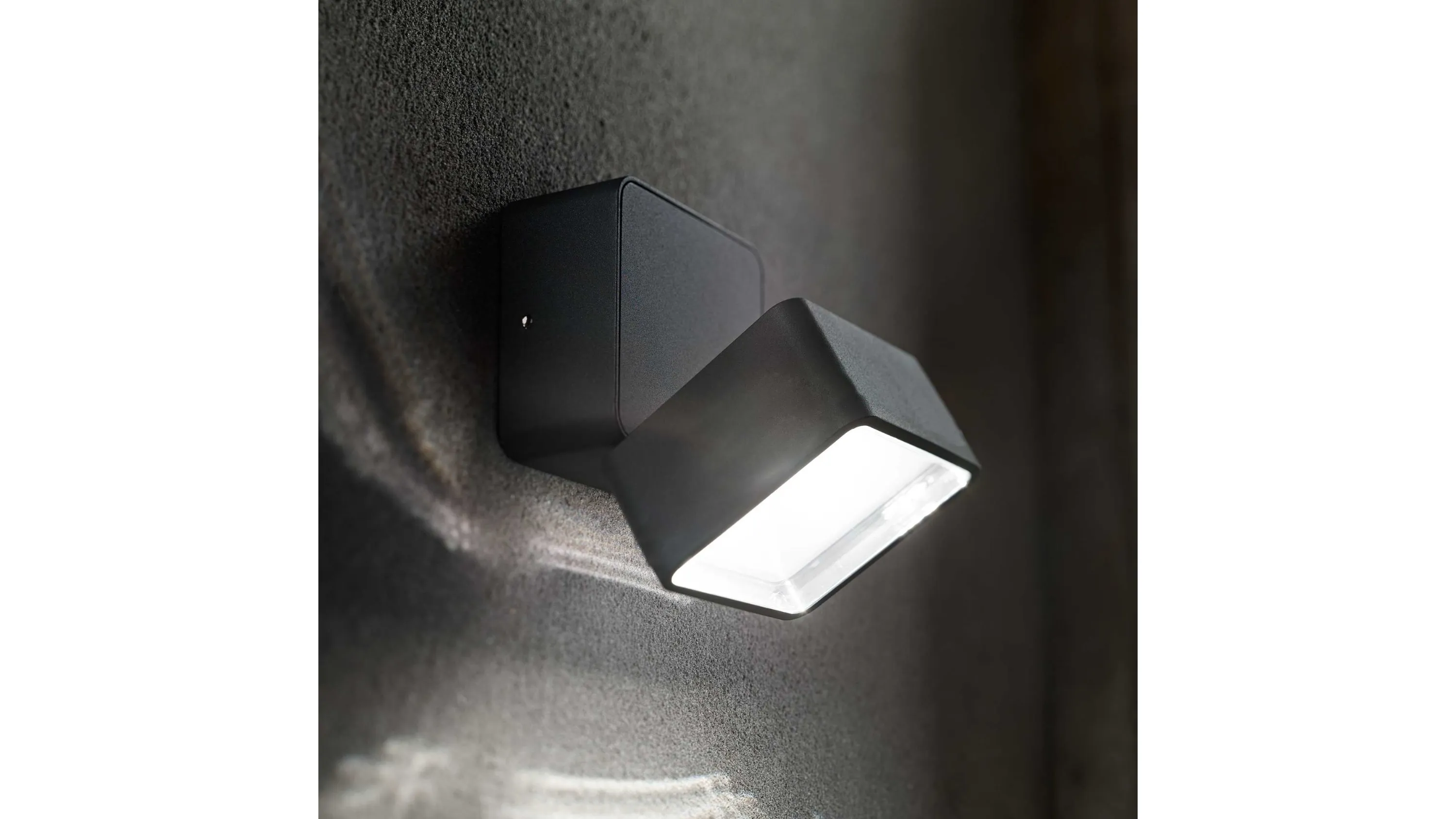 Lampada da parete Omega Square in metallo verniciato nero con diffusore inclinabile di Ideal Lux
