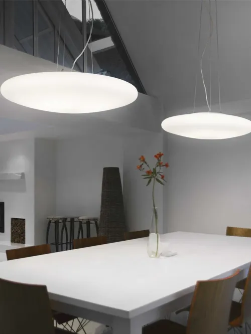 Lampada a sospensione Smarties in vetro bianco soffiato di Ideal Lux