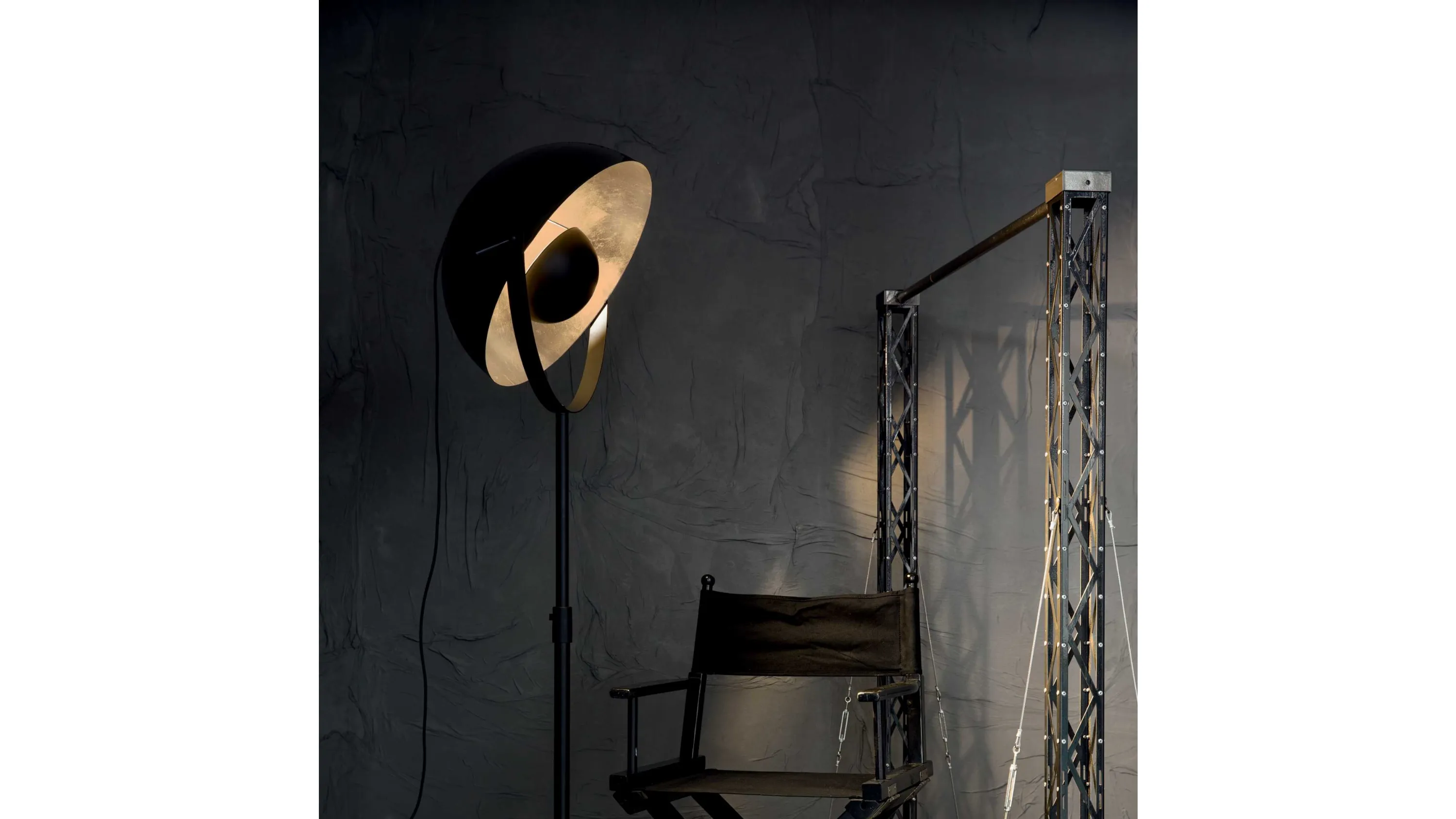 Lampada da terra Stage in metallo con treppiede regolabile in altezza e diffusore orientabile, decorato internamente in foglia oro di Ideal Lux