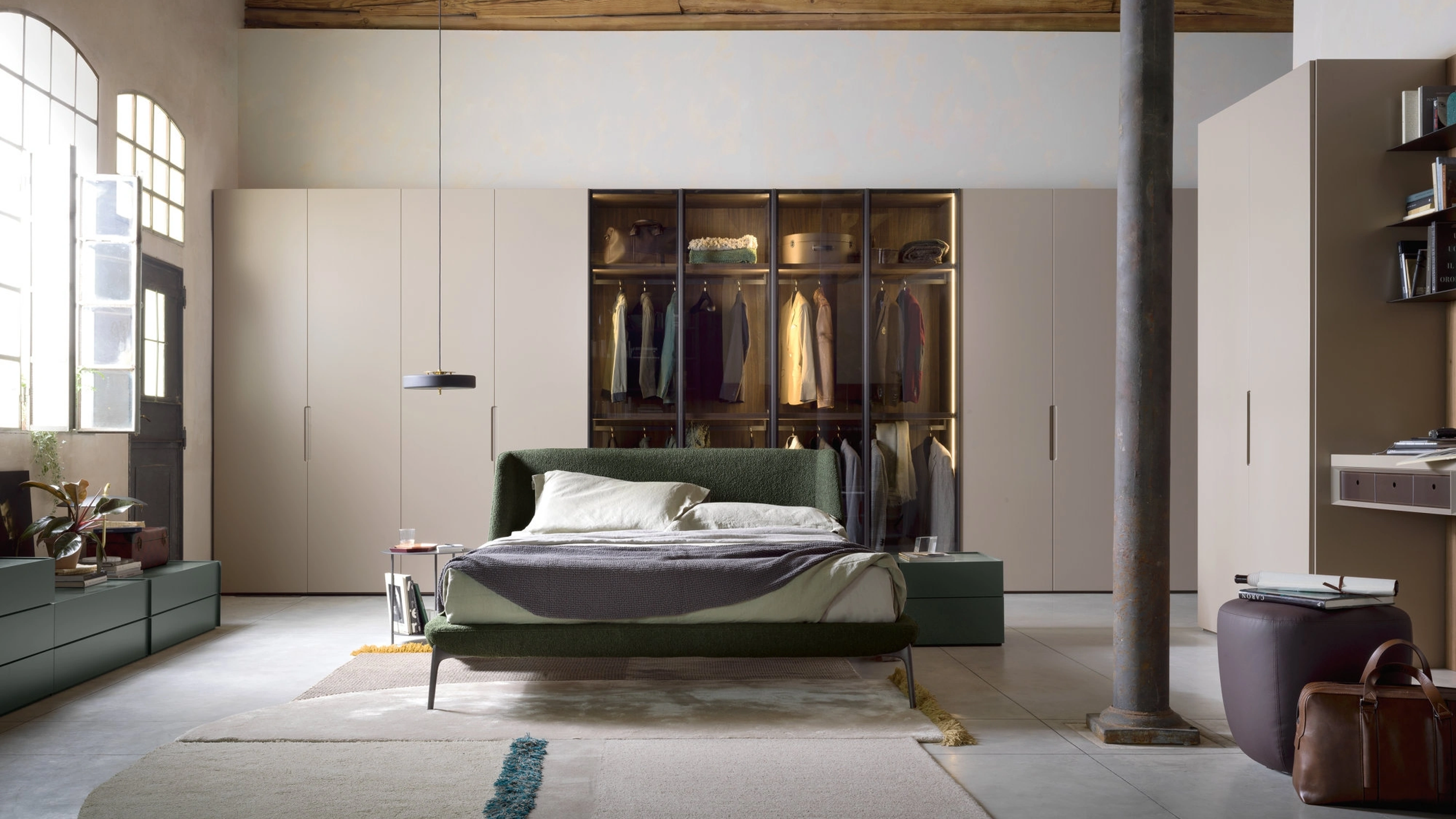 Armadio Perry con anta in vetro e laccato di Novamobili