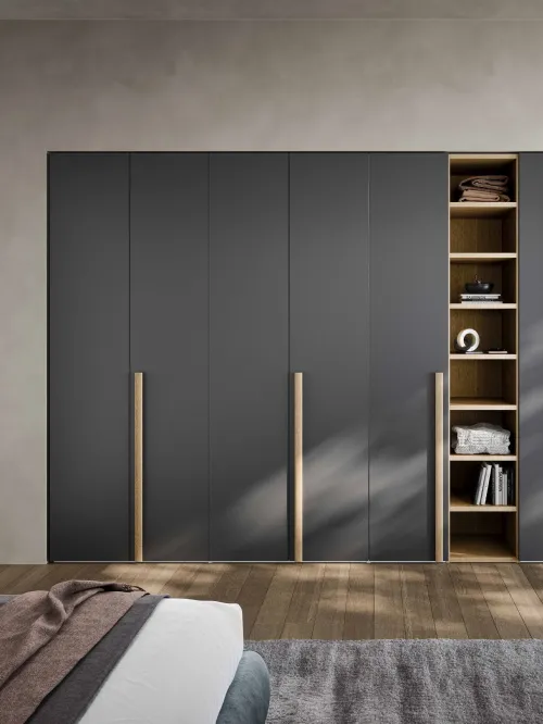 Armadio a incasso con ante battenti Thick in laccato con maniglie in legno di Novamobili