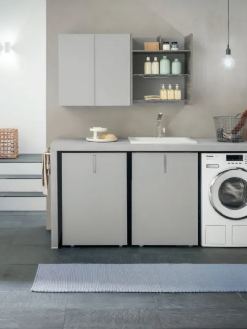 Mobile da lavanderia Laundry System C02 in laccato Grigio opaco e laminato Eucalipto di Baxar