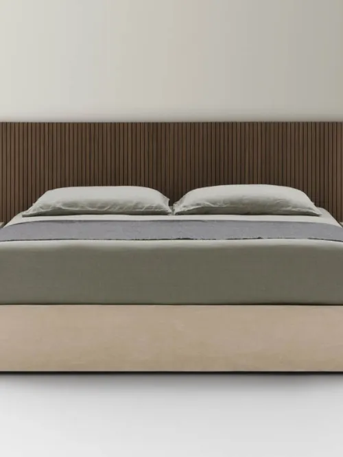 Letto Sommier in tessuto con Boiserie Cannettata in legno di Pianca