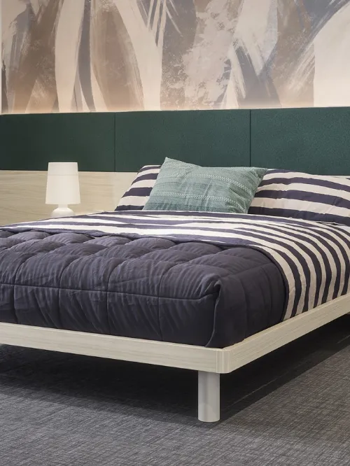 Letto in melaminico Olmo Shade con testiera a muro Arnad di Cinquanta3