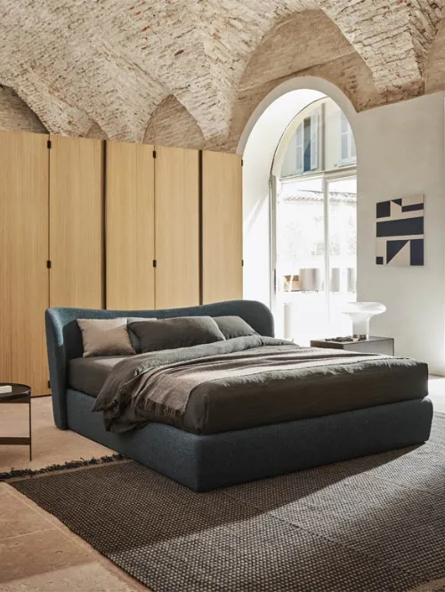 Letto Embrace con box in tessuto con testiera avvolgente di Pianca