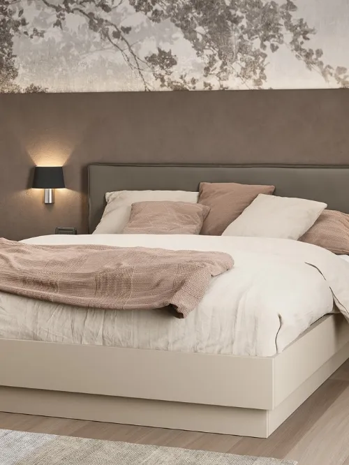Letto matrimoniale con testiera rivestita in ecopelle Isla di Cinquanta3