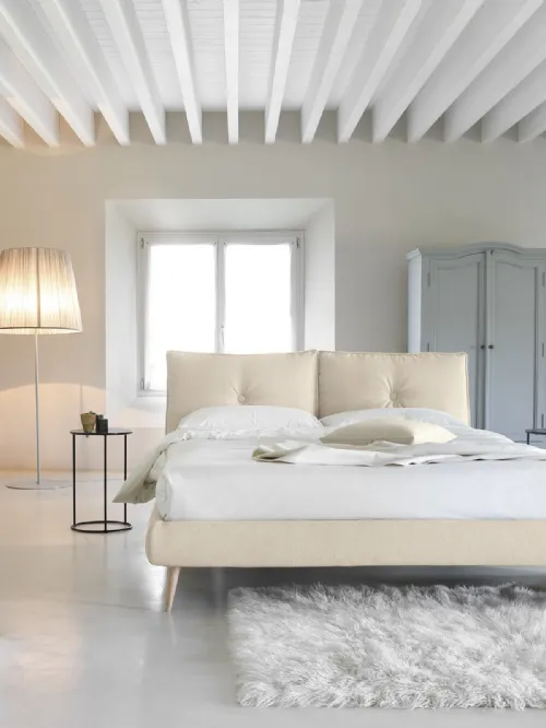 Letto matrimoniale imbottito con testiera So Lively di Noctis
