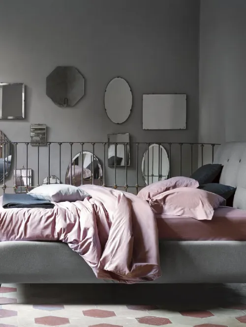 Letto in tessuto imbottito con testiera Paco di Noctis