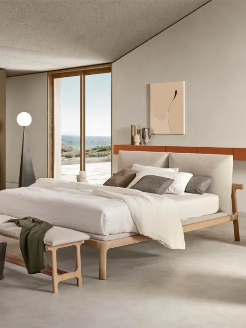 Letto in tessuto e legno massello con testiera Fushimi di Pianca