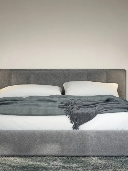 Letto con testiera in tessuto imbottito e trapuntato York di Cinquanta3