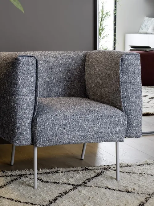 Poltroncina Onni in tessuto imbottito di Novamobili