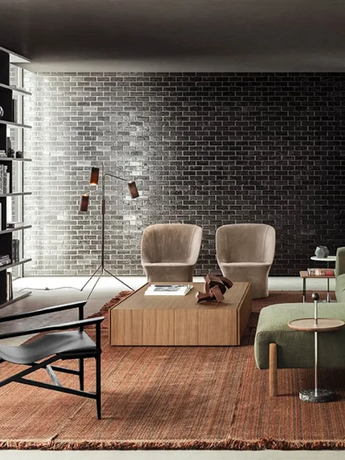 Poltroncina Isotta in cuoio con struttura in laccato Nero opaco di Pianca