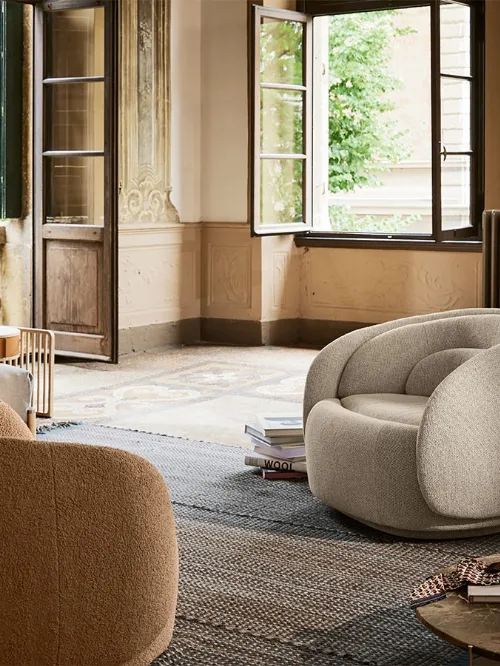 Poltroncina Peonia in tessuto imbottito di Pianca