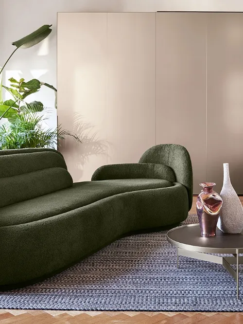 Divano di design scultoreo e avvolgente in tessuto Peonia di Pianca