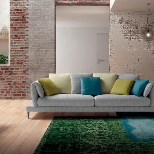 Divano lineare moderno in tessuto Upper Twist di Samoa
