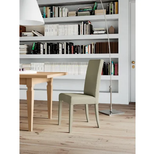 Sedia Carmen con seduta imbottita e rivestita in ecopelle e struttura in legno laccato di Arredo3