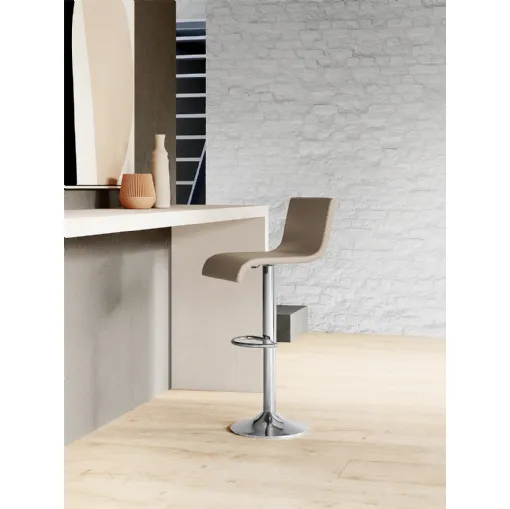 Sgabello regolabile Ermes con seduta rivestita in ecopelle di Arredo3