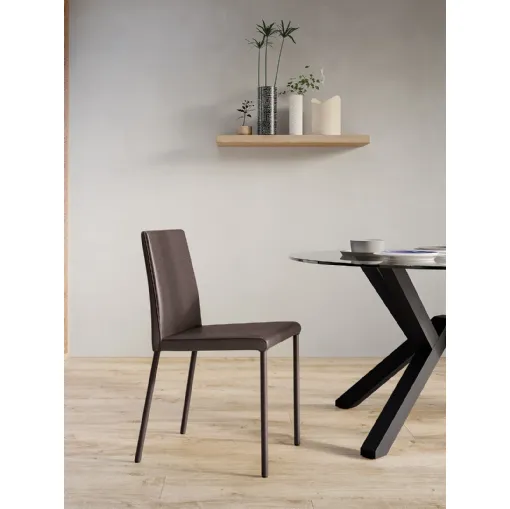 Sedia Giulia con struttura in metallo completamente rivestita in ecopelle di Arredo3