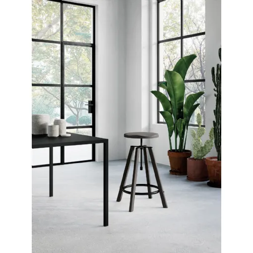 Sgabello Hugo con struttura e seduta in legno con poggiapiedi e dettagli in metallo verniciato lucido grigio scuro di Arredo3