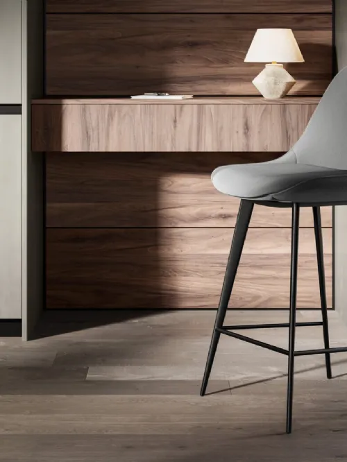 Sgabello Nova con struttura in metallo verniciato nero e seduta rivestita in eco-nabuk di Arredo3