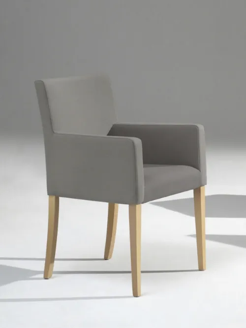 Sedia Candy con braccioli in tessuto con gambe in legno di Sedie Brianza