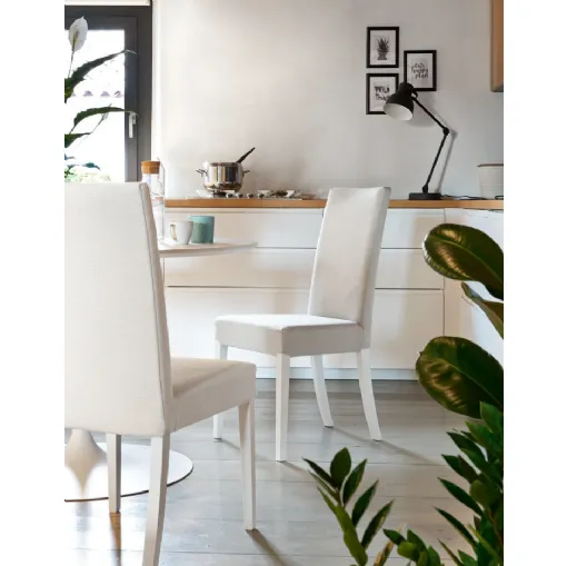 Sedia in ecopelle con struttura in faggio laccato bianco Copenaghen di Connubia