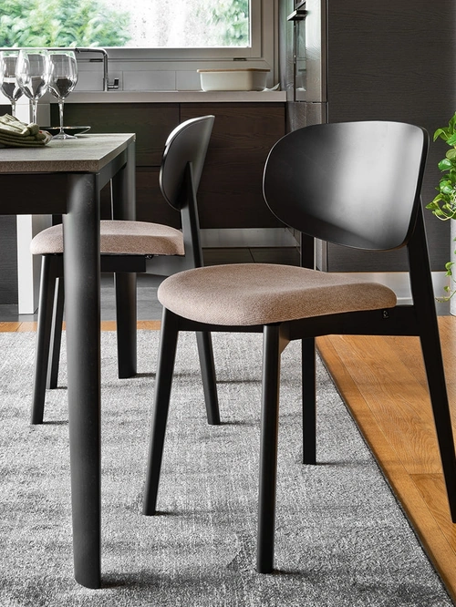 Sedia in legno dal design classico Eide di Connubia