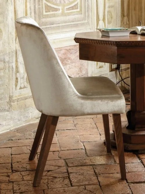 Sedia Eloise in velluto imbottito con gambe in legno di Sedie Brianza