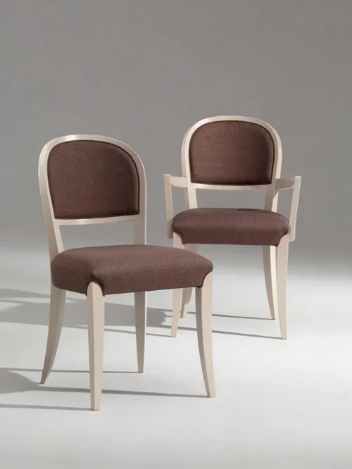 Sedia Flora LG in tessuto imbottito con e senza braccioli con struttura in legno di Sedie Brianza