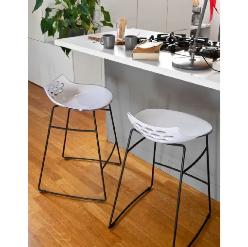 Sgabello in plastica con struttura in metallo Jam SG di Connubia