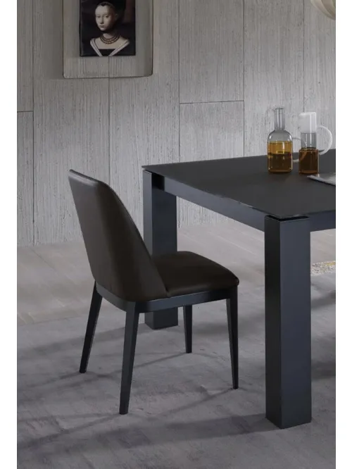 Sedia Naima in ecopelle con base in legno di Sedie Brianza
