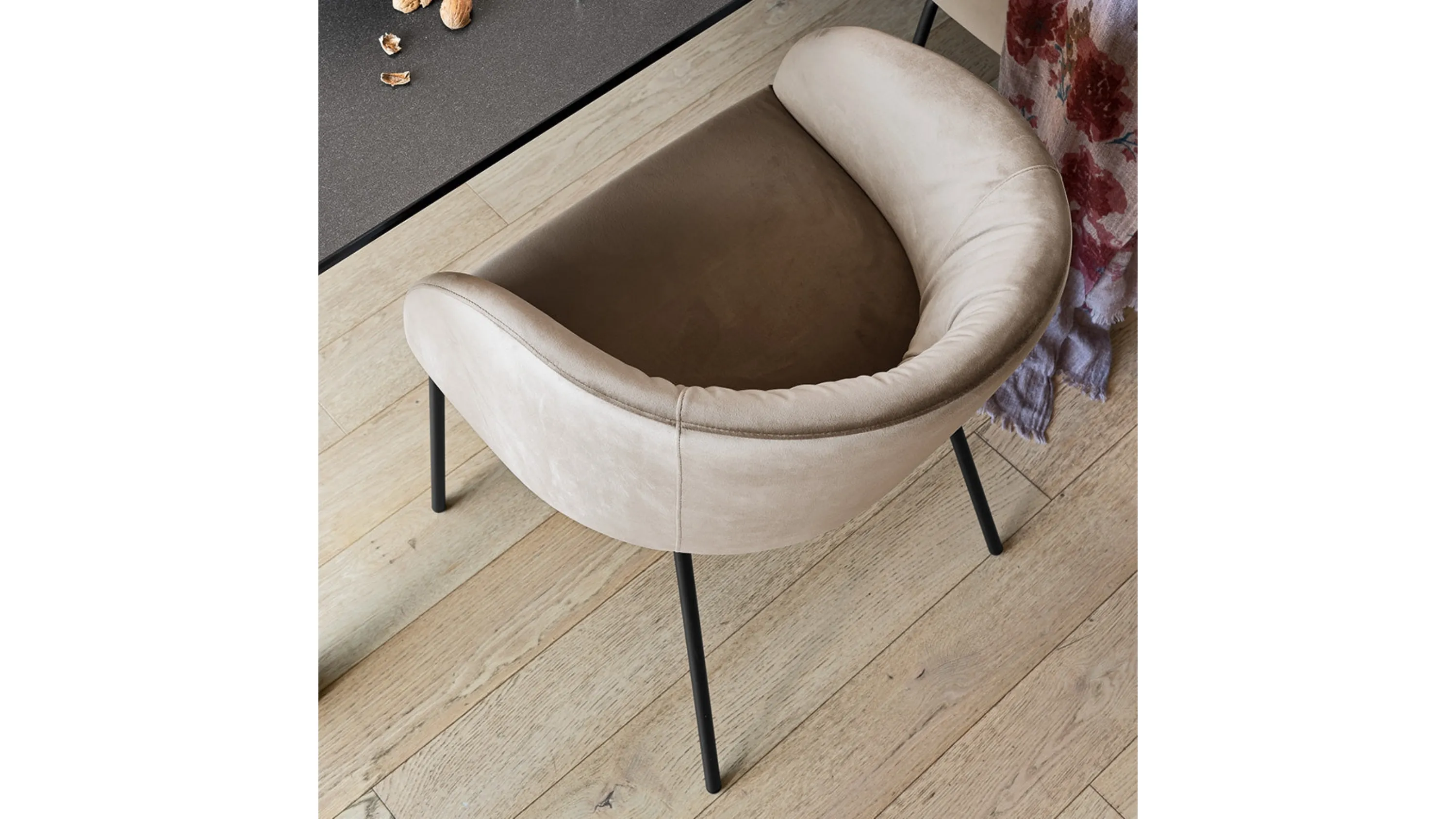 Sedia in tessuto imbottito con gambe in metallo Rosie Soft di Connubia