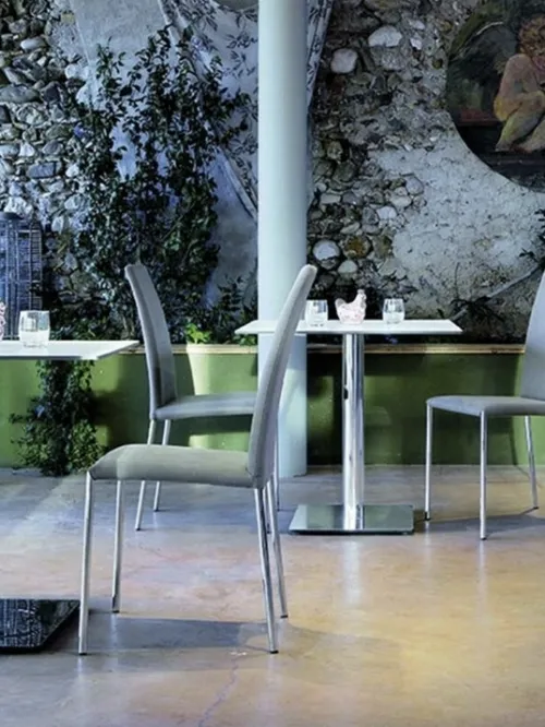 Sedia Silvy con schienale alto in tessuto con gambe in metallo di Sedie Brianza