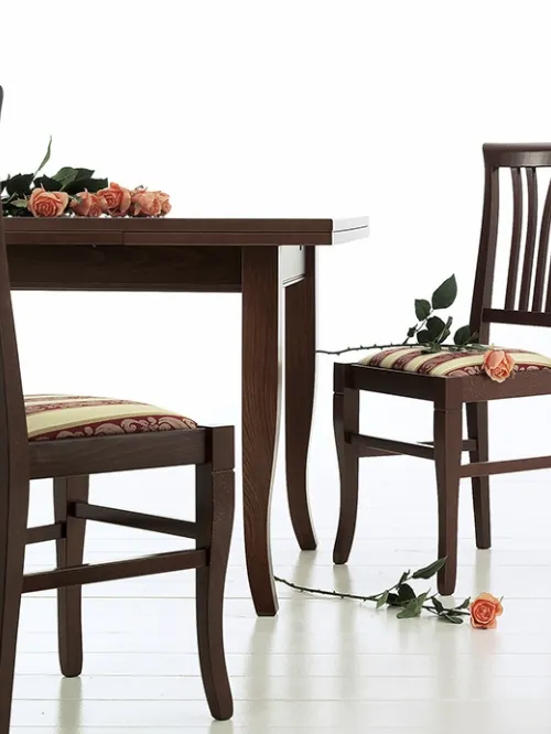 Sedia classica Tivoli in legno con seduta in tessuto imbottito di Sedie Brianza