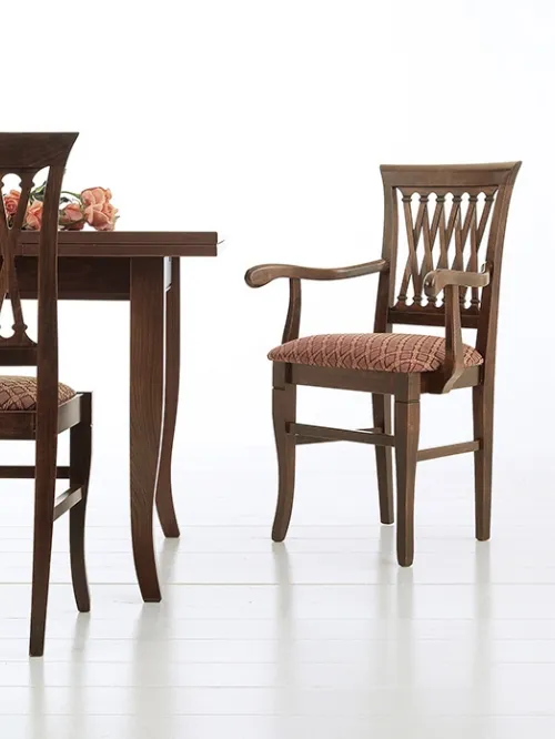 Sedia classica con o senza braccioli Treccia in legno con seduta in tessuto imbottito di Sedie Brianza
