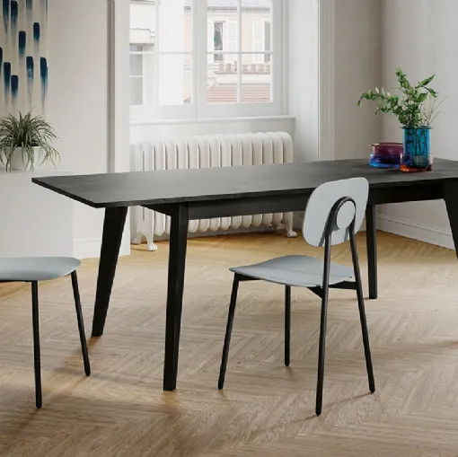 Tavolo allungabile Edgard con top in laminato e gambe in legno di Arredo3