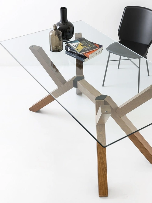 Tavolo Mikado con top in vetro e gambe in legno di Connubia