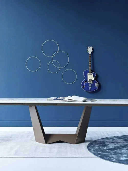Tavolo Midnight allungabile con top in HPL effetto marmo e base in alluminio di Sedie Brianza